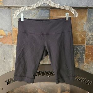 Lululemon Black Groove Shorts Midi Length Stretchy Athletic Shorts sz 6